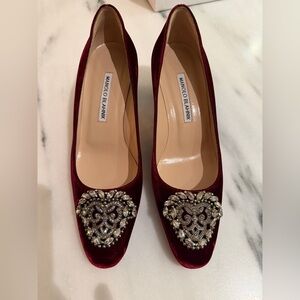 Manolo Blahnik okatto Burgundy Velvet pumps